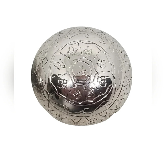 VINTAGE SILVERPLATED BRASS DOME STATEMENT CLIP ON EARRINGS WITH ETCHED DESIGNS - Picture 4 of 5